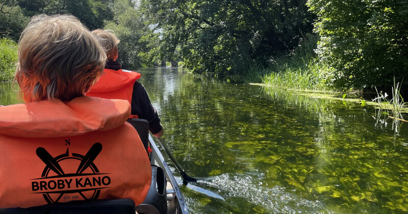 Børn og unge i kano på Susåen